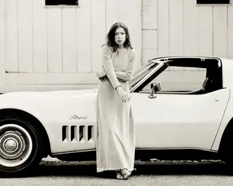 Famous for her piercing essays and effortless style, Joan Didion was a lifelong note taker—capturing fragments of the world so she could shape meaning from them later. For Didion, the act of writing was survival. A way to witness, to process, to stay connected to herself. From “The White Album” to ”Slouching Towards Bethlehem”, her work taught us how to observe closely, feel deeply, and write with unflinching honesty.  #joandidion #journaling #journal #inspiration #notebook #fyp 