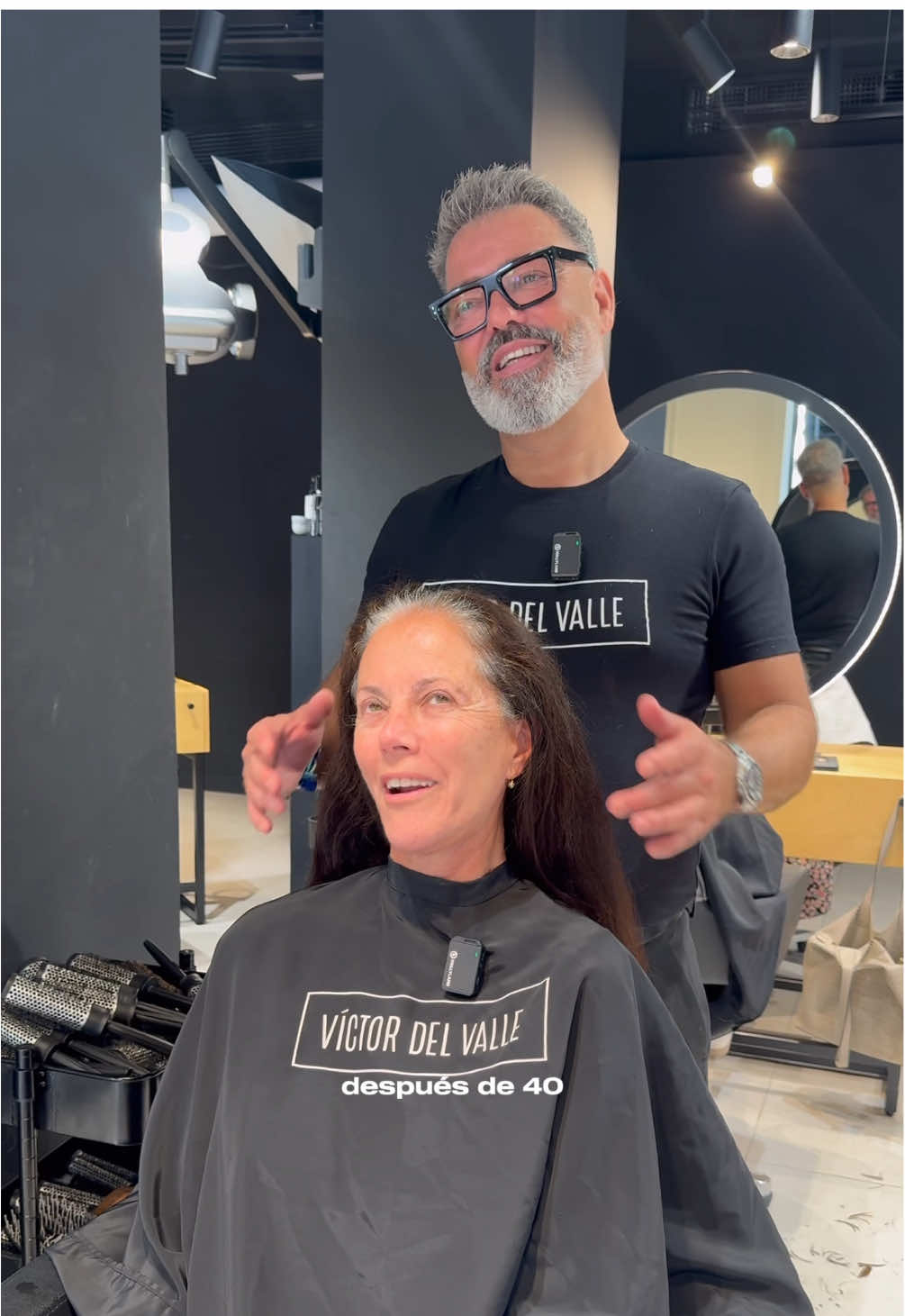 Priorizarse a uno mismo también es importante y Adela lo hizo tras 40 años, CORTÓ TODA SU MELENA 🫢 Y con la mejor compañía, su hijo Javi ❤️ #victordelvalle #cambiodelook #hairtransformation