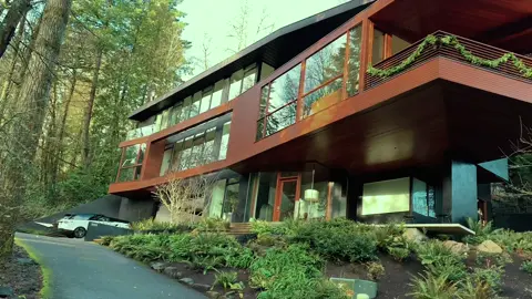 Throwback to when I visited the Cullens House from Twilight. One of the best surreal experience of my life. Can’t wait to go back again 🥹 #twillight #thecullens #portland #oregon #edwardcullen #fyp 