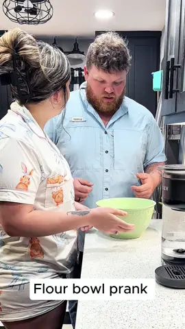 Flour bowl prank 🤣🤣#scare #scared #scareprank #prank #fun #funny #virral #trending #fyp #foryoupage #jumpscare #family #challenge #couple 