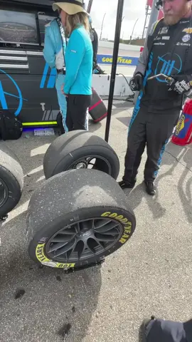 🛞 MOMENTO SATISFATÓRIO DO PÓS-CORRIDA! 😌✨ Tem algo hipnotizante em ver os pneus sendo limpos depois da batalha na pista. Trabalho de bastidores que mantém tudo rodando — literalmente! Quem aí também acha esse momento mega satisfatório? 👀🔧 🎥: @kaphouston #F1 #F12025 #F1noGP