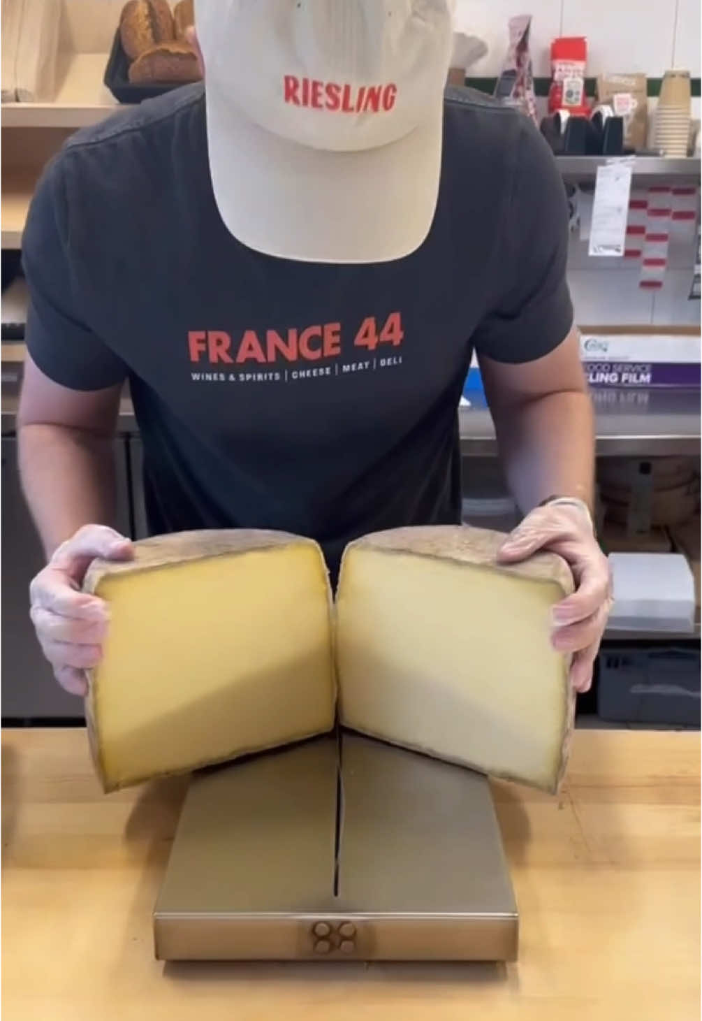 In the case: Yoredale Wensleydale from @nealsyarddairy!  Yoredale Wensleydale Is a “territorial” cheese, meaning it’s a style prominent in a specific area of the UK. It’s buttery, fresh, and zippy with notes of Kalamata olives. Super unique and we hope you’ll try it while it’s here! 