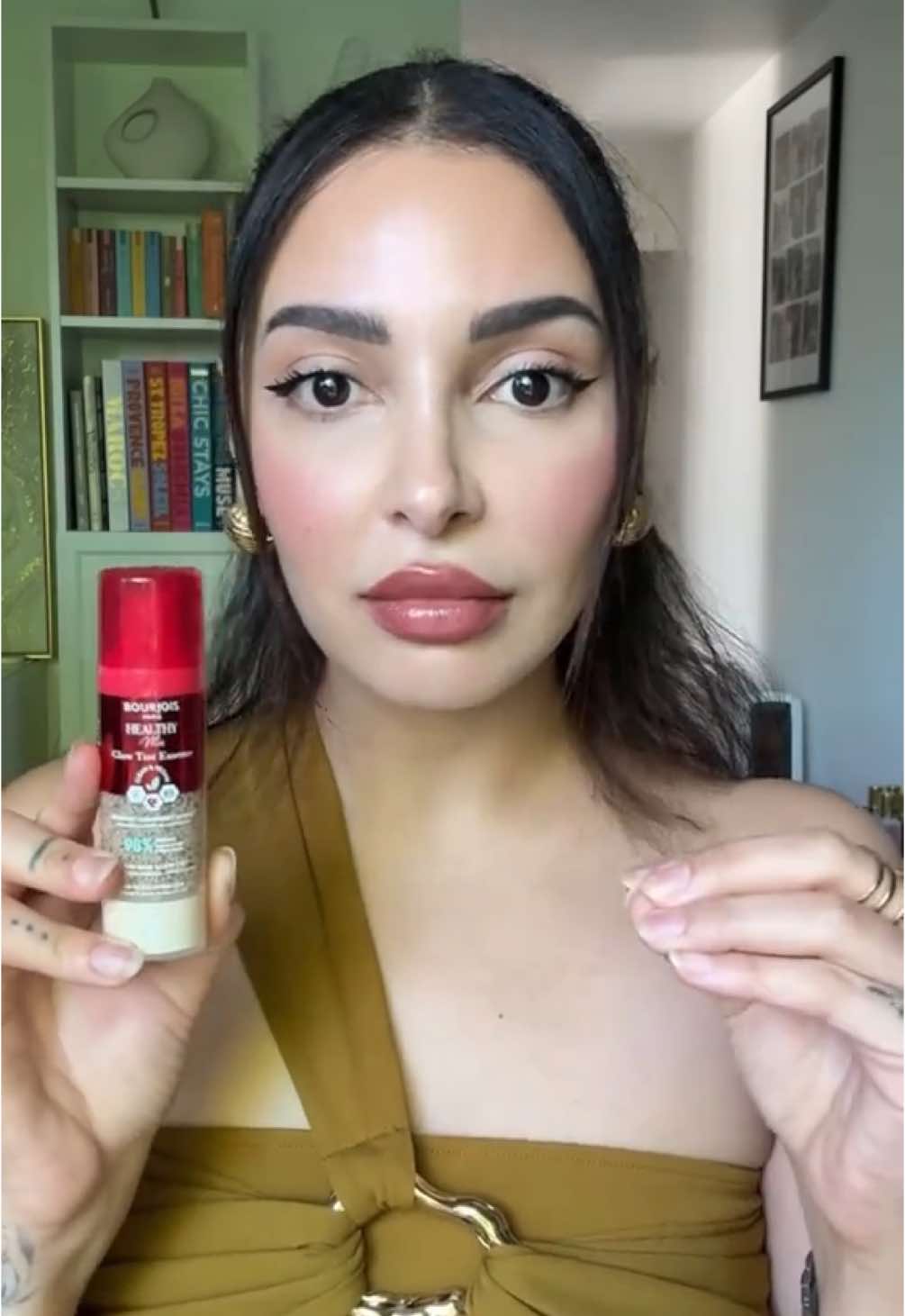 Le Fluide Teinté Lumineux #HealthyMix validé par @SANANAS 😍 Vous l’avez forcément vu passer (et re-passer) sur votre feed… et c’est pas pour rien 👀✨ Cette pépite : ✔ Donne un effet peau nue ultra naturel ✔ Illumine le teint instantanément ✔ Hydrate pendant 24h ✔ Est boosté en vitamines C, E & B5 Un glow frais, léger, bref, tout ce qu’on aime 😌 Et vous, vous avez craqué ? Dites-nous si vous l’avez testé ⬇️ #Bourjois #BourjoisParis #GlowTint