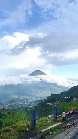 Bakal kangen tenan sama viewnya🥹 #dieng #sindoro #wonosobo24jam #viral #alam 