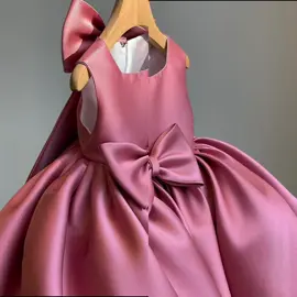 ✨ ¡Magia en cada detalle! ✨ Nuestros vestidos pomposos para niñas de 1 a 10 años están diseñados para brillar en cada ocasión especial 💫 Con delicados chongos al frente y en la parte de atrás, telas satinadas y suaves al tacto, estos vestidos son tan únicos como los momentos que acompañan 💖 Perfectos para cumpleaños, sesiones de fotos, eventos importantes… ¡o simplemente para que tu princesa se sienta como tal! 👑 📍Encuéntralos en Camila Shop 📸 Disponibles en tallas 1 a 10 años #CamilaShop #VestidosDeEnsueño #ModaInfantil #RopaParaNiñas #VestidosPomposos