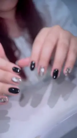 Mắt mèo nhũ lấp lánh quá xinh mấy bà ơi #xuhuong #nailmatmeo #naildeptanphu #varrinail #daynailsg #xuhuongtiktok #nailhanquoc #maunail #xuhuongtiktok #nailgiare 