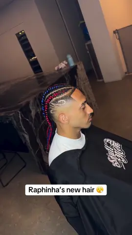 This hairstyle just makes sense for the La Liga champion 😤🔴🔵 [@jey] #football #laliga #barcelona #raphinha #spain #haircut #brazil 