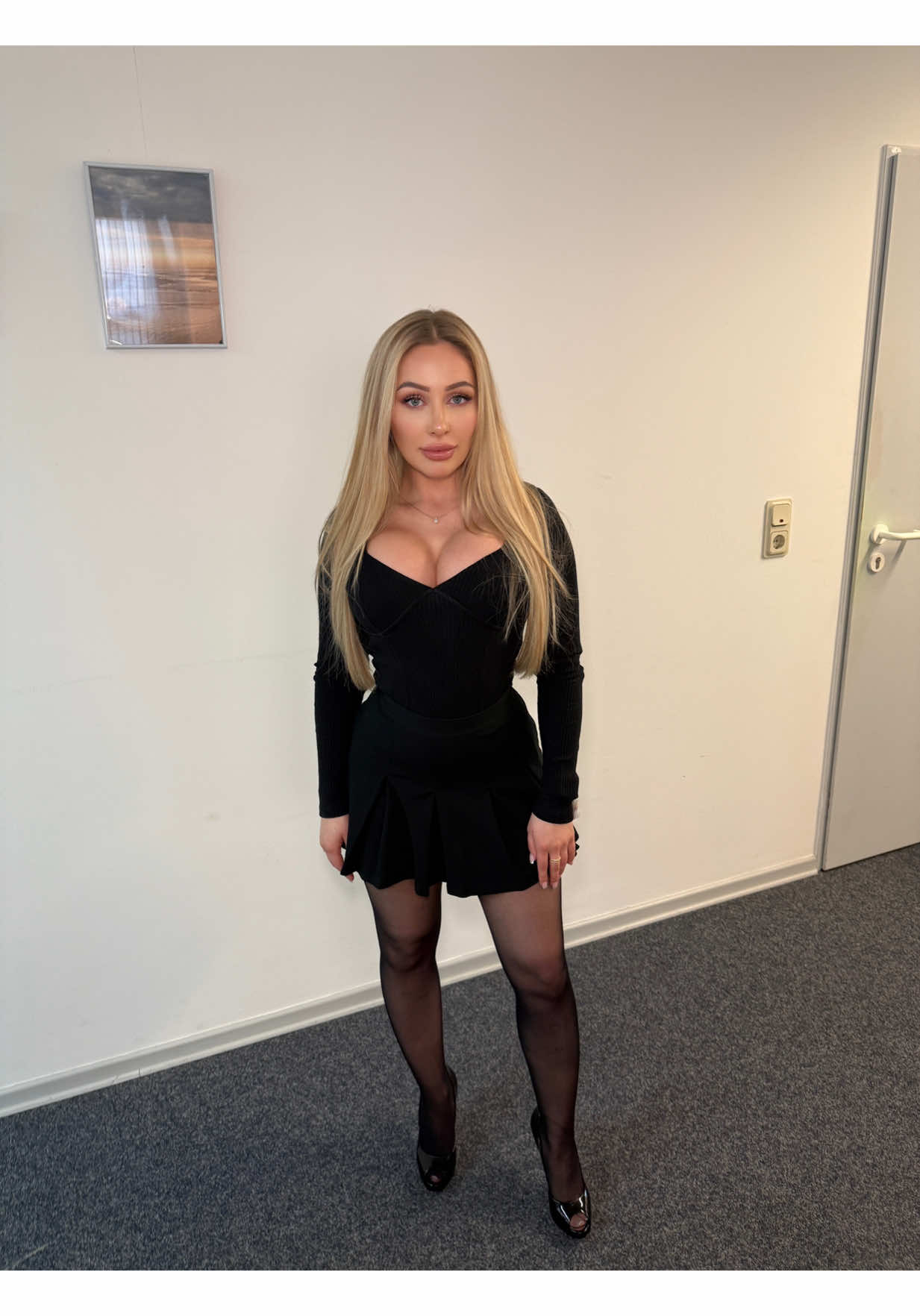 Sorry I am too late 🤫 #germangirl #blonde #body #walk #walking #office #officegirl #late #toolate #work #office #officegirl #officelife #büro #sekretärin #chef #boss #zuspät 