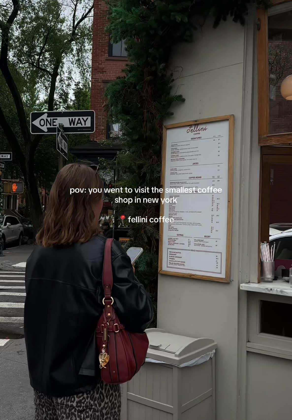 the smallest coffee shop in new york city… ☕️✨🫶🏻 this coffee shop is literally on the corner of a flatiron building in new york city…. SO CUTE!!! 📍fellini coffee  #newyorkcity #coffeespots #smallestcoffeeshop #lifestylevlog #cutecoffeeshops 