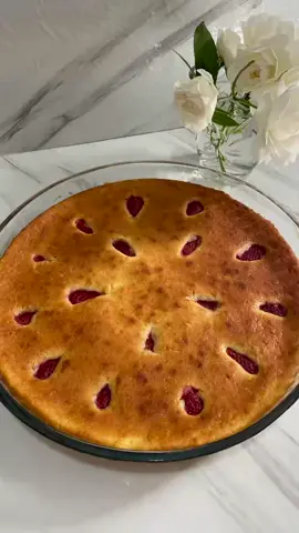 🍓 Çiyələkli piroq 🍓 Ərzaqlar: Çiyələk 400 qr kəsmik 3 əd yumurta  100 qr un 150 qr şəkər tozu  100 qr kərə yağı  5 qr vanil 10 qr qabartma tozu  Hazırlanması: Yumurta,kəsmik,şəkər tozu və vanili blenderlə qarışdırdıqdan sonra üzərinə un və qabartma tozu əlavə edib, spatula ilə qarışdırdım.Bişirmə qabına xəmiri əlavə edib,sobada 180 dərəcədə 30-35 dəq bişirdim. Bişdikdə sonra zövqə görə üzərinə şəkər pudrası əlavə etmək olar . Şirniyyat sevənlər mütləq bişirin 🍓 #çiyələk#ciyelek#strawberry #cake#piroq#trendingrecipes#viralrecipe 