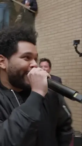 DJ Jimmy Fallon Surprises Fordham Graduates! The Weeknd and Jimmy Fallon just took graduation to the next level! 🎓🔥 They crashed a college graduation party and lit up the crowd with a surprise performance of Blinding Lights and Can’t Feel My Face — unforgettable vibes, unmissable energy! 🕺🎤🎉 #TheWeeknd #JimmyFallon #Graduation #BlindingLights #CantFeelMyFace #College #LivePerformance #iconicmoments #XO