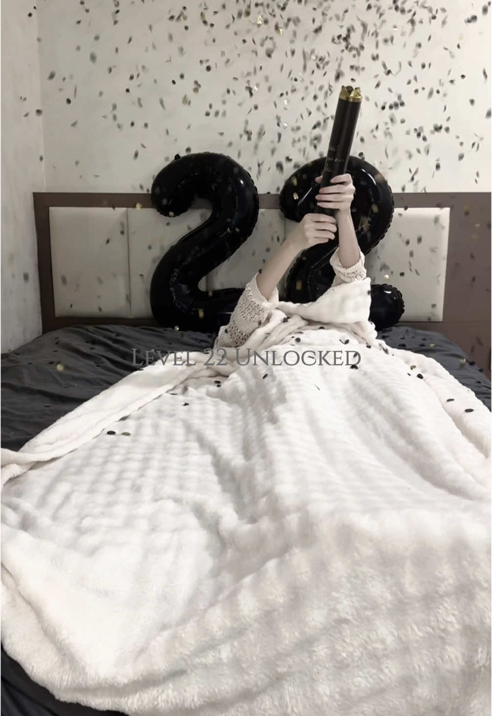 🎊yayy❤️‍🔥Officially 22 now! Finally doing this trend BAHAHAH^^ #happybirthdaytome #birthdayinbed #03 