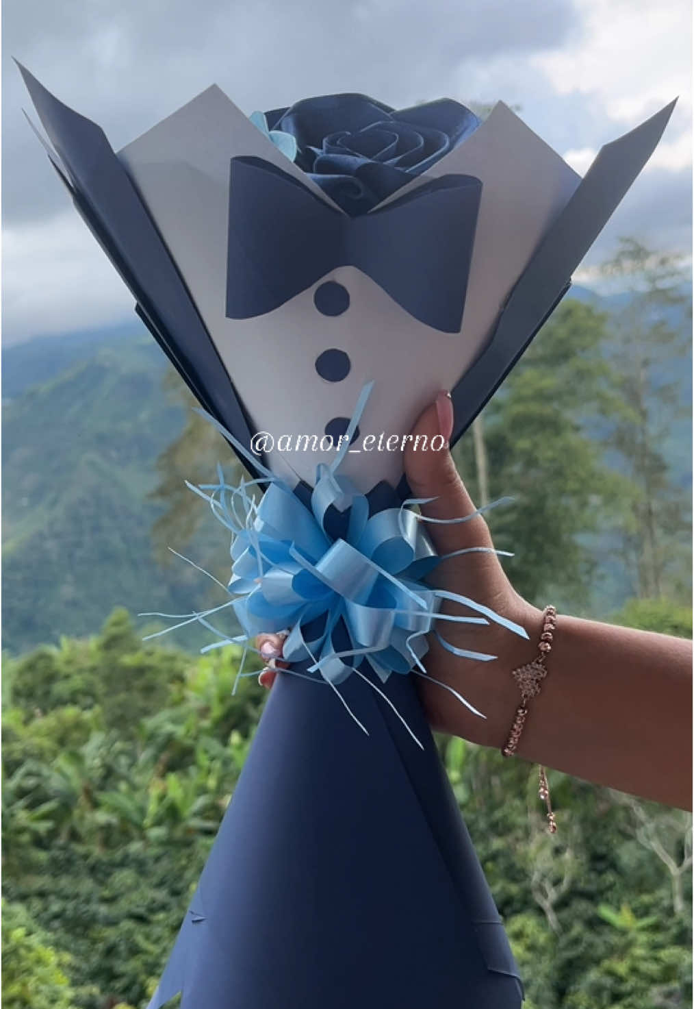 Detalles del día del padre  Recuerda que se viene el día del padre y en amor eterno tenemos los mejores detalles para papá. Hacemos envíos nacionales 🥰🇨🇴  #papa #diadelpadre #detalles #emprendedor #rosaseternas 