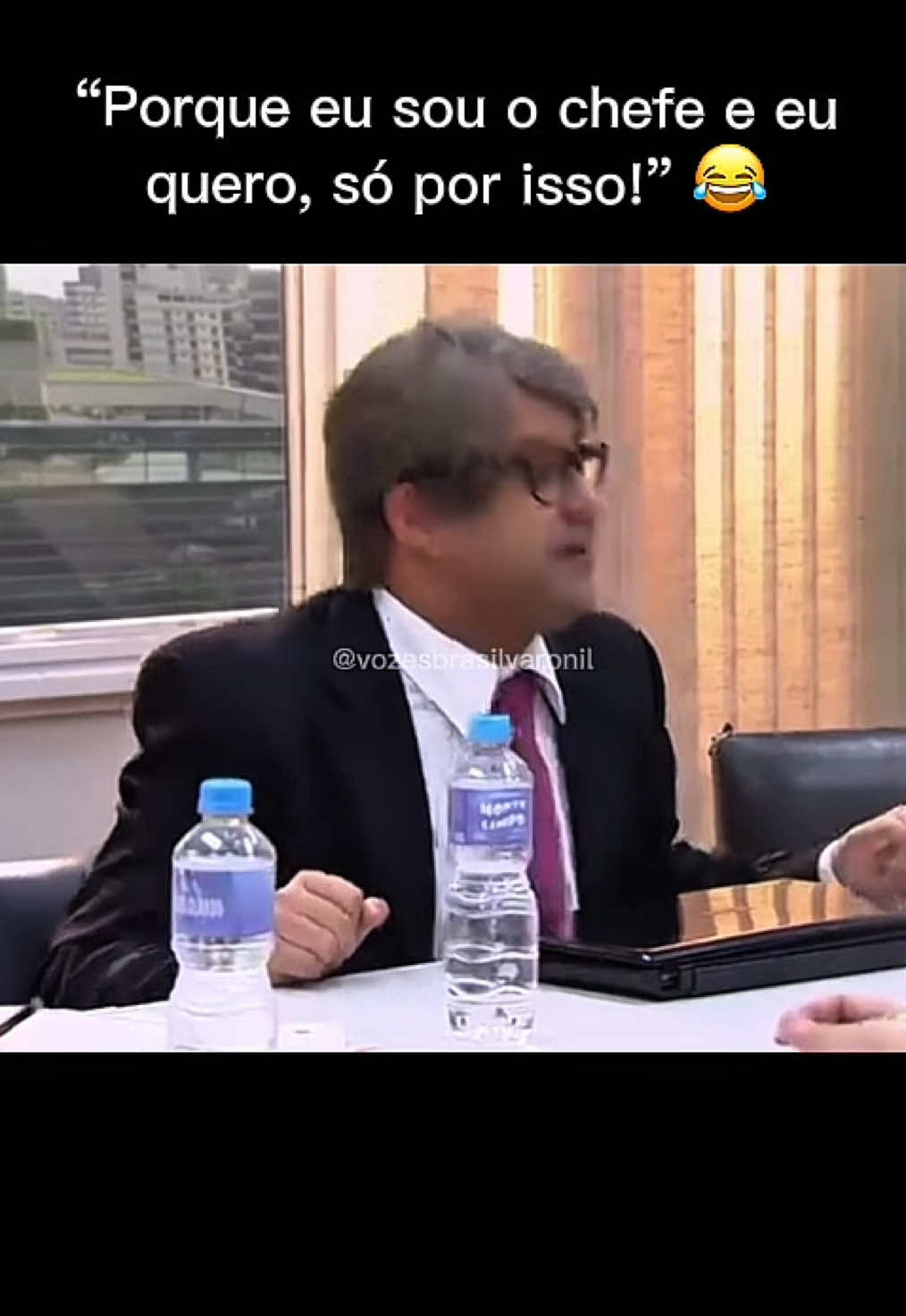 “Porque eu sou o chefeeeee…” 😂 Dançar arrocha em cima da mesa é demais 😅😂🤣 Comenta aqui se já teve ou tem um chefe parecido! ⬇️ Só cuidado pra ele não ver! 😄 O Welder Rodrigues é demais! Follow @vozesbrasilvaronil  . . . . . . . #comedia #comedy #standup #humor #humorista #tvshow #talkshow #funny #funnymemes #funnyreels #reelsviral #reelsvideo #reelsinstagram #funtimes #tv #tvshows #reels #viral #humorbrasil 