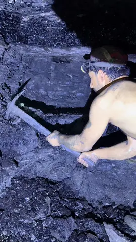 Black Diamond Mining⛏️ #Minecraft  #blackdiamondmining #undergroundmining #coalmining #usatiktok #tunnel #cave #goldmining #blackdiamond #hiddentreasure #minecraftmining 