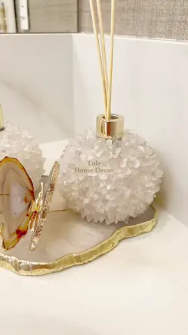 Nossa linha Lavabo é composta por diversos itens como: bandejas em acrílico, vasos, difusor, velas, sabonete líquido e muitas outras opções para decorar e transformar seu espaço em um ambiente aconchegante e receptivo para suas visitas!  Na Tule Home Decor vc encontra tudo o que procura para sua casa! Exclusividade, qualidade e requinte!  📍Disponível na @tule_homedecor                                         📱🖥️Visite nossa loja virtual:  www.tulehomedecor.com.br  🛍️ Envio rápido e seguro para todo o Brasil!   #decoremais #decoração #homedecor #curitiba #lojadedecoração #consultoriodecorado #decorefácil #escritoriodecorado #clinicaestetica #clinicadecorada  #estantedecorada #casadecorada #kitlavabo #lavabodecorado #lavabodecor #banheirocasal #banheiroorganizado #receberbem #bandejaemacrílico #acrílicos #pedraquartzo #borboletas 