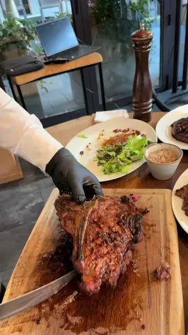 #fyp #tbone #tenderloin #5pasidebine #argentiniansteakhouse #steaktiktok #fypromania #steakdinner #tomahawk #tbonesteak #romaniatiktok #ribeye #steaklover #timisoara #beeftartar #steakhouse 