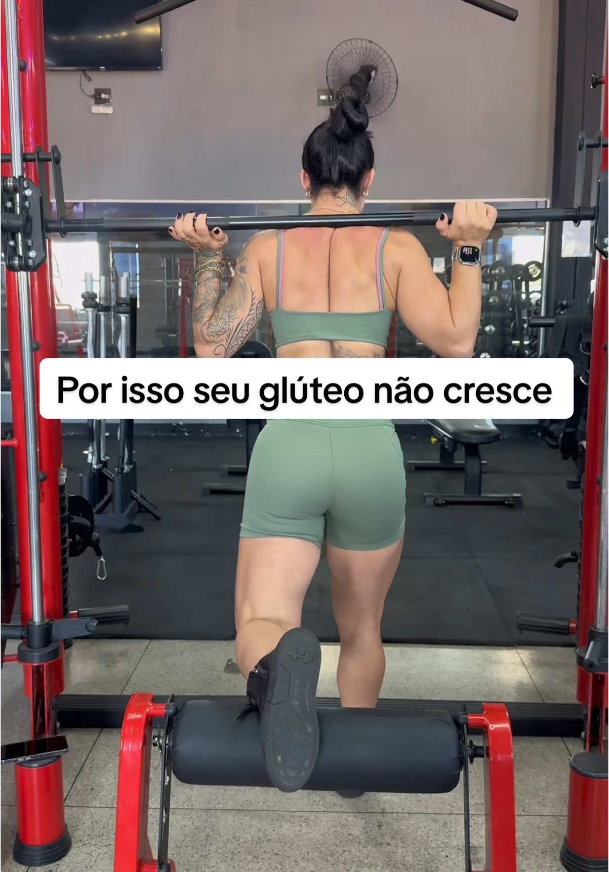 É por isso que seu glúteo não cresce! Muitas mulheres cometem esse erro no búlgaro sem nem perceber: jogam o quadril pro lado e perdem completamente o foco no glúteo. Com a técnica certa, o exercício muda completamente, e os resultados aparecem! No Impulso Fit, você aprende a executar corretamente e treina com estratégia. Quer resultado de verdade? Vem comigo. Link na bio. Toda de @zaggaoficial da cabeça aos pés 🏷️ ANAPAULA