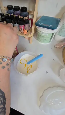 hello followers  Aujourd'hui je te présente un marbré jaune et orange en jesmonite pour une vide poche feuille et une boîte champignon 🍄  #jesmonite #resine #faitmains #creation #resin #faitmainenfrance #créations 