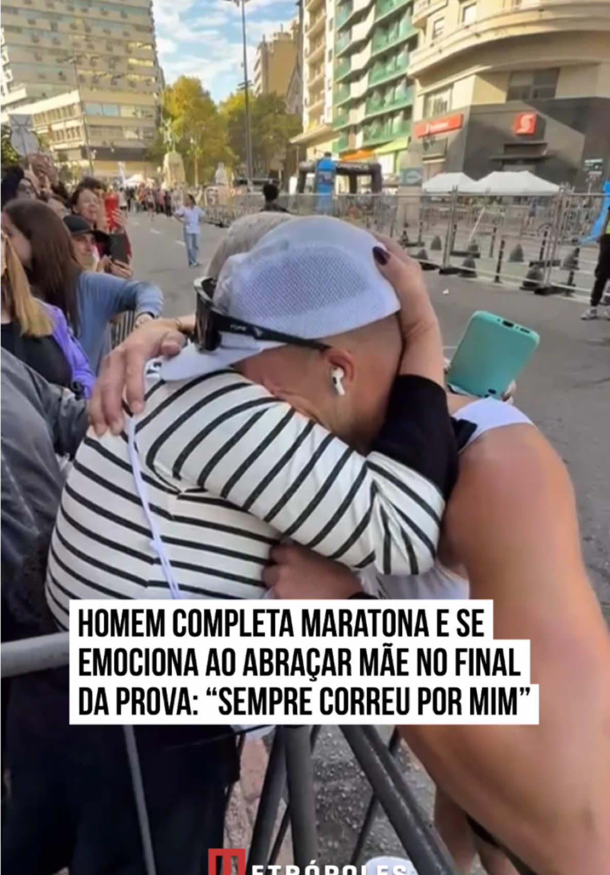 👏🥹 O #atleta Bruno Sgarioni participou de uma #maratona de 42km e emocionou com um belo gesto no fim da #prova. Na ocasião, ao atravessar a linha de chegada, ele não hesitou em dar mais um gás e chegar no abraço da mãe, Sandra. Emocionado, ele escreveu: 