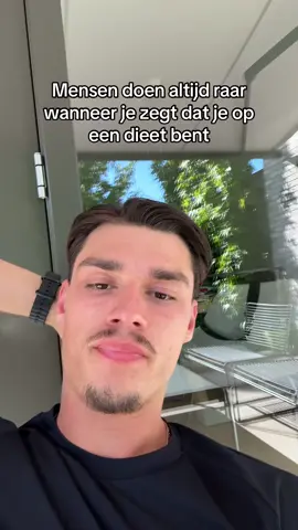 Ongelofelijke tip: zeg gewoon dat je geen trek hebt of al gegeten hebt. Dan kijken ze je ook niet raar aan en vermijd je tactisch dat gesprek 🫡 #caloriecounting #calorietekort #caloriedefecit #summerbody #fitnesstips #GymTok #voorjou 