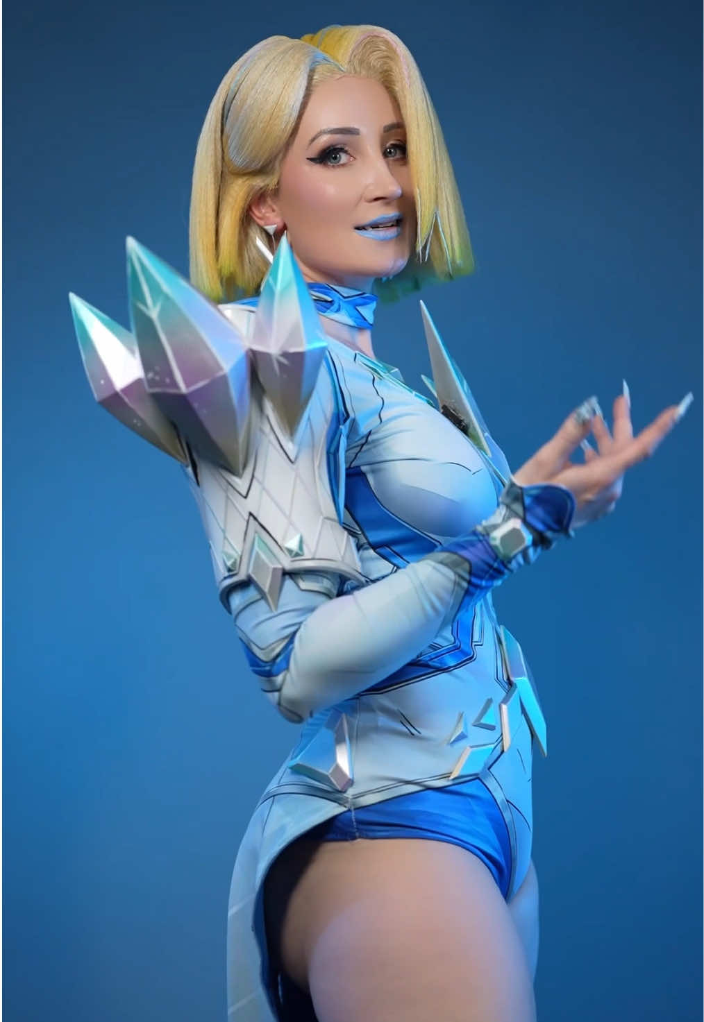 How we feeling Emma Frost Nation ❄️ Still into her 🥰😛 #emmafrost #cosplay #cosplaygirl #marvelrivals #marvel #photoshoot 