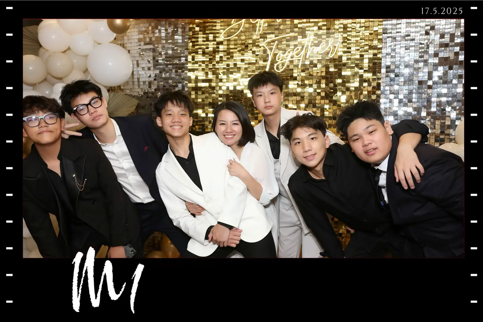 Mission accomplished!  Mọi lần hoàn thành nhiệm vụ là thở phào mà sao lần này hoàn thành rất tốt mà lại thấy buồn ơi là buồn… Đây là những chàng trai đã đợi tôi đến 11h30 để chụp ảnh cùng. Những chàng trai luôn quan tâm và yêu cô vô bờ bến… P.s. cả buổi không kịp chụp ảnh với ai may cuối ngày có mấy anh trai làng đứng đợt vớt vát được mấy pô ảnh 🥰