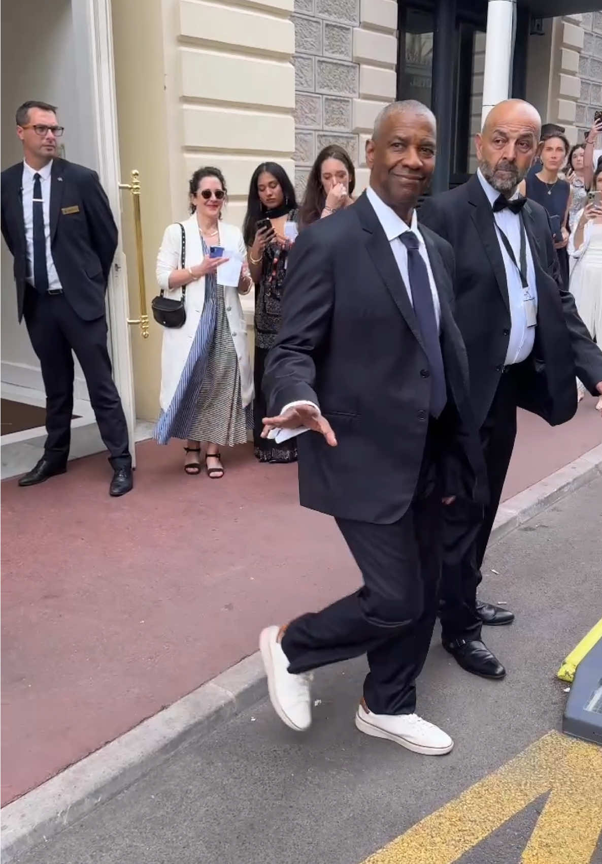Denzel Washington s’apprête à faire son grand retour sur les marches du Festival de Cannes. Nous n’avions pas vu l’acteur sur la Croisette depuis 1993 !  🎥 @enzoply @TreyShotYou au @Carlton Cannes  #denzelwashington #cannesfilmfestival #cannes2025 #festivaldecannes 