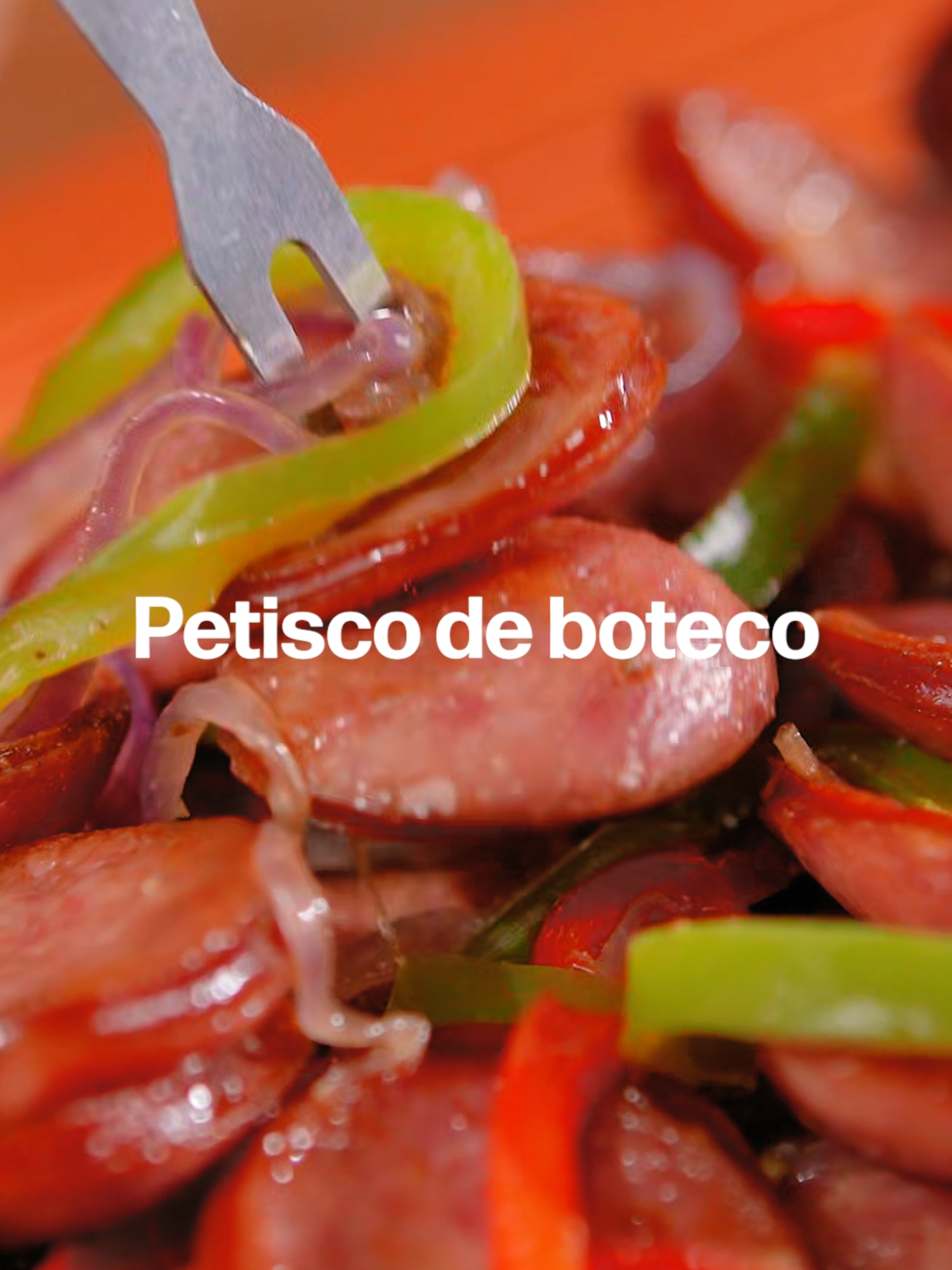 Petisco de boteco: tempero marcante, praticidade e sabor que reúne a galera! *Ingredientes 300g de Linguiça tipo calabresa Seara 2 colheres de sopa de azeite de oliva 100g de cebola roxa cortada em fatias finas 100g de pimentão verde cortado em tiras 100g de pimentão vermelho cortado em tiras 2 colheres de chá de alho picado Sal a gosto Pimenta-do-reino a gosto Pão francês fatiado para acompanhar *Modo de preparo Preparar a linguiça: 1- Retire a Linguiça tipo calabresa Seara da embalagem e corte em rodelas finas; mantenha em temperatura ambiente por 10 minutos para garantir um cozimento uniforme; 2- Em uma frigideira grande, aqueça 1 colher de sopa de azeite de oliva em fogo médio-alto; 3- Adicione as rodelas de linguiça e frite por aproximadamente 5 minutos, mexendo ocasionalmente, até dourar dos dois lados; 4- Reduza o fogo para médio, adicione o restante do azeite de oliva e acrescente a cebola roxa, os pimentões e o alho;  5- refogue por 5 minutos até os vegetais ficarem macios, mexendo para não queimar; 6- Ajuste o sal e a pimenta-do-reino a gosto, misture bem e cozinhe por mais 2 minutos 7- Retire do fogo e sirva imediatamente acompanhado de pão francês fatiado.