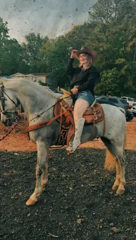 ⸻ “Mujer valiente, tú no naciste para conformarte… naciste para conquistar.” 🐎✨ Montada en este caballo recordé que la vida es como un camino lleno de subidas, bajadas, tropiezos… pero también de momentos que nos hacen sentir vivas, libres y fuertes. No importa de dónde vengas, cuántas veces hayas caído o cuánto miedo tengas ahora… Lo importante es que te levantes, te sacudas el polvo y sigas adelante con la frente en alto. Tú puedes más de lo que imaginas. Este es tu recordatorio de que sí se puede. 💪🏼💛 #Mujer#MujerFuerteP#SíSePuedea#NuevaVersiónDeMí      #CapCut 