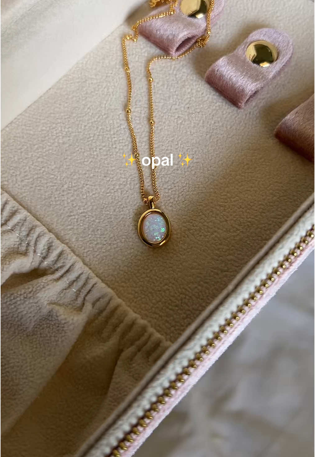 so sparkly & pretty <3 #caitlynminimalist #goldjewelry #vintagejewelry #opalnecklace #giftideasforher @Caitlyn Minimalist 