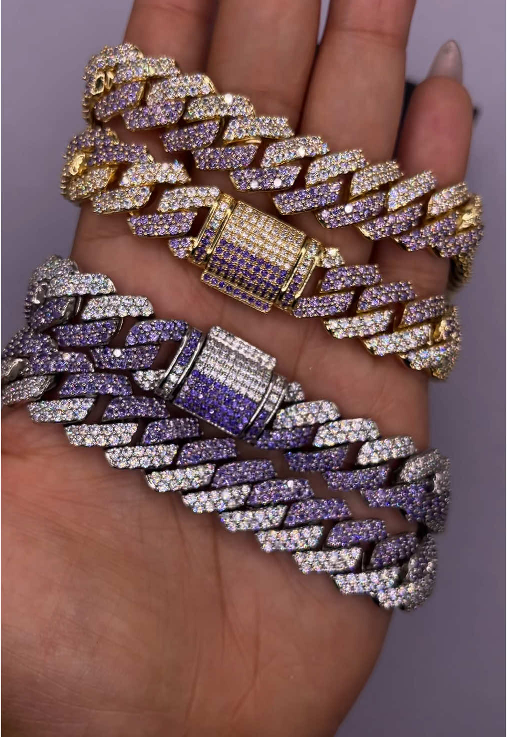 Love my cuban chains😍💎✨ #cubanchain #customjewelry #necklaces #icedoutjewelry 