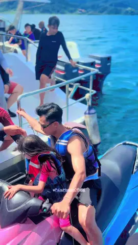 Seganteng itu uda Arhan 😍 . . #pilotdronearhan #pilotdronearhanazizah #pilotdrone #ArhanAzizah #jetski #tiktok #viral #sumbar #fypシ #pesisirselatan #pulaumandehofficial #pulaumandeh #mandeh #liburan #mandehofficial #instagram #fyp #likesforlike #like #instalike #instagood #reelsinstagram #rells #indonesia #timnasindonesia 