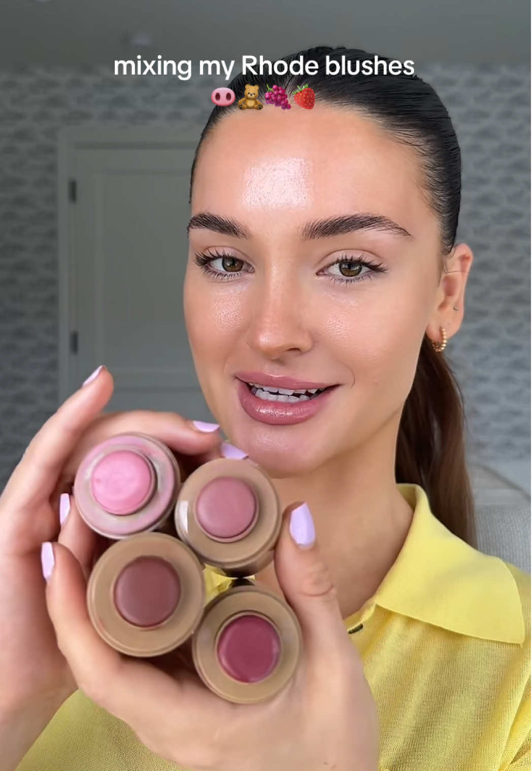 Mixing four of my @rhode skin blush shades together to see what color it creates ❤️ . . . #blushhack #makeup #grwm #makeuptrend #rhodeskin #rhodeblush #sleepygirl #piggyblush #datecake #toastedteddy #creatorsearchinsights 