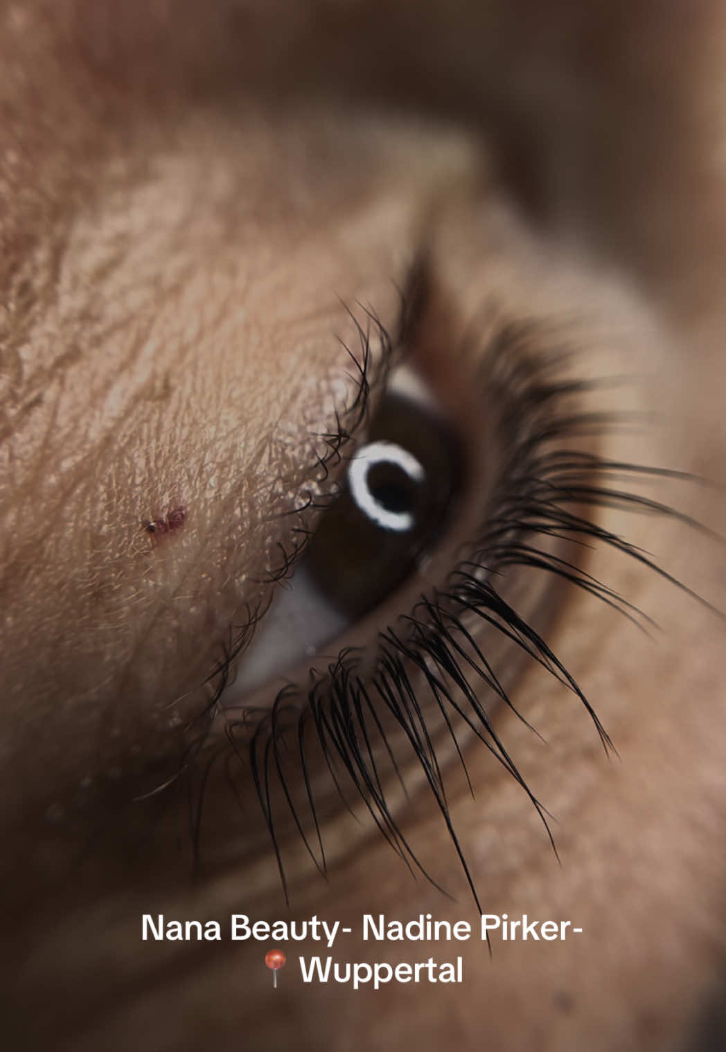 ✨ Lashlifting – der natürliche WOW-Effekt! ✨ Sag Tschüss zur Wimpernzange und Hallo zu traumhaft geschwungenen Wimpern – ganz ohne Extensions! 🌿 Hält bis zu 6 Wochen 👁️ Öffnet optisch das Auge 💦 Wisch- & wasserfest Perfekt für den natürlichen Alltagslook! 💁‍♀️ 📍Jetzt Termin sichern & den Blick verzaubern lassen 💖 #lashlifting #adeline_team👑 #lashliftandtint #lashliftingwuppertal #wuppertal #foryoupage❤️❤️ 