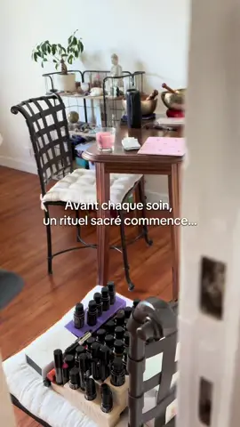 ✨Les coulisses d’un soin énergétique✨ Avant que tu arrives… je prépare. Je ressens. Je m’aligne. Parce qu’un soin ne commence pas à l’heure du rendez-vous. Il commence bien avant, dans le silence et l’intention. 💧 Je diffuse les huiles essentielles. 👐 Je prépare la table comme un sanctuaire. 🌿 Je m’ancre avec les plantes. 🔥 J’ouvre l’espace sacré. 🔔 Le bol chante, et l’énergie s’accorde. Puis je t’ouvre la porte… Prête à t’accueillir dans un espace doux, aligné, vibrant. Prête à t’écouter, t’accompagner, te faire voyager. 🧘‍♀️ Ici, tout est présence. Tout est relié. Tout est sacré. #soinénergétique #rituel #coulisses #bienêtreauféminin #doTERRA #huilesessentielles #énergéticienne #ancrage #méditation #autoentrepreneuse #femmesensoi