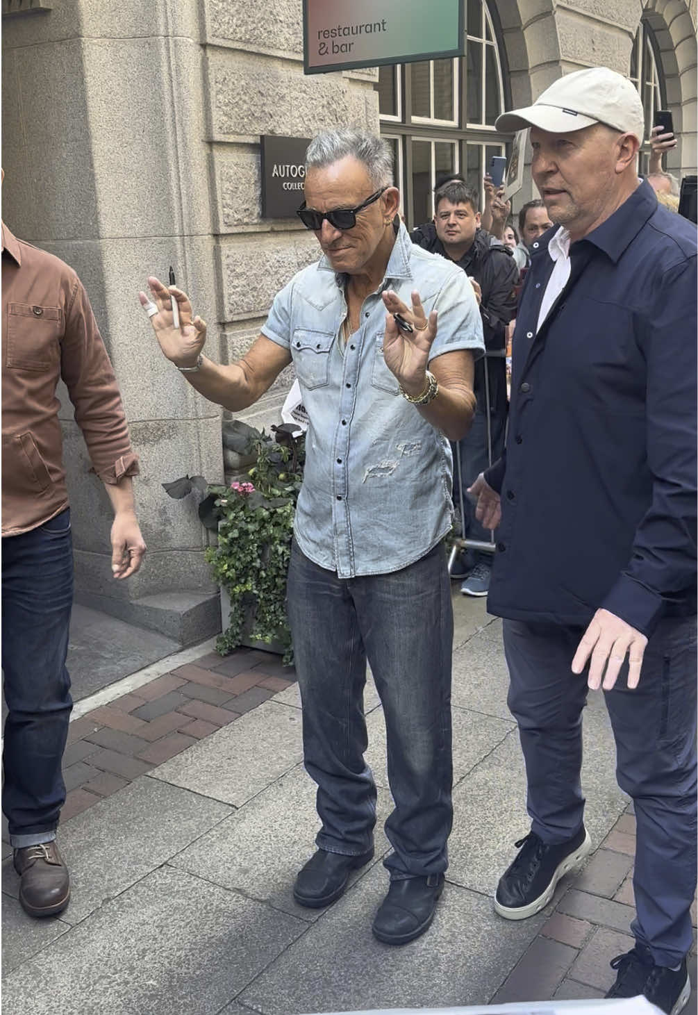 Born In the U.S.A Bruce Springsteen signing for fans in Manchester #brucespringsteen #bornintheusa #streetsofphiladephia #dancinginthedark #manchester #glorydays 