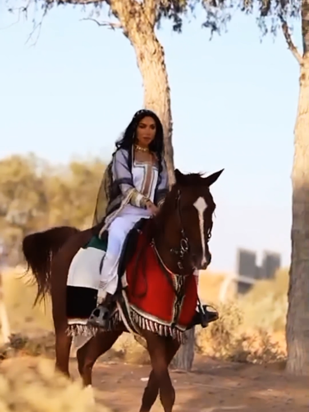 ماله باله هادي حاله عادي كده يا ابا ياه  جاني تاني جاني ياني  جاني يا ابا يا ابا ياه ماله بيخبي في شوقه  ماله راجع على مهله  مش عارفه ده راجع ولا  شوقي هو اللي ندهله  . . . #اصاله_نصري #يا_ابا - 1999  #بهاء_الدين_محمد  #محمد_ضياء  #ماله_يابا #اصالة_نصري_يا_ابا  #اغاني_التسعينات90  #ماله_باله_هادي_حاله #اصاله 