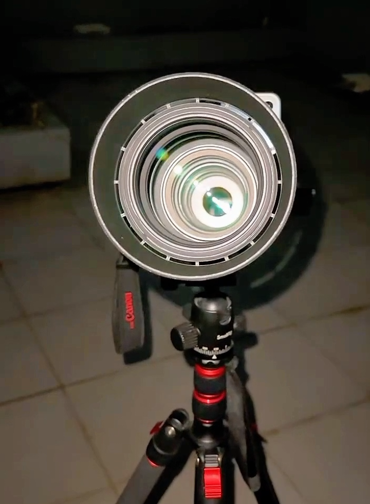 Some people say that a 600mm telephoto lens camera doesn't capture the moon as clearly as a phone. Is that true? #Photography #FirstPersonView #CameraGear #tripod 