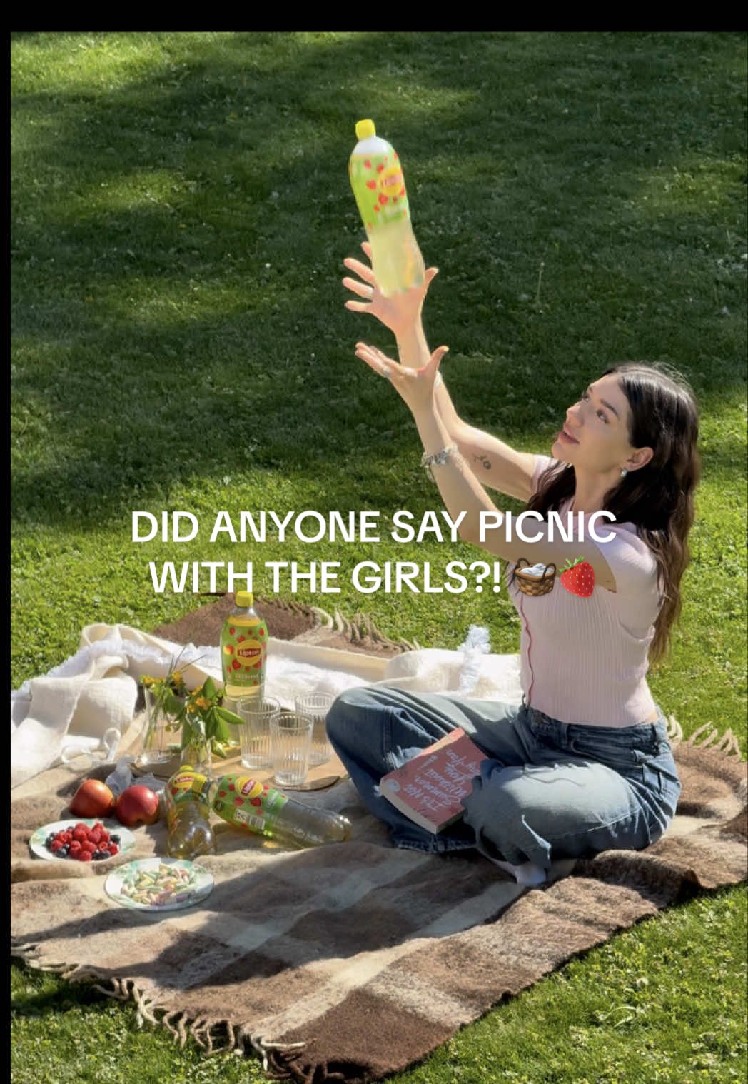 did anyone say picnic with the girls 🧺🍓 & the tasty new flavor Lipton Strawberry?! 😍 @liptonicetea LIPTON TASTE.SUMMER FEELING. / *ad #newflavors #liptonicetea #refreshing #Summer