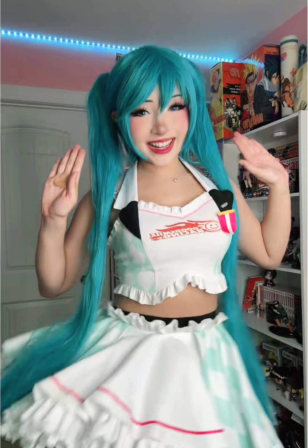 con crunching like crazy rn🤧 #mikuhatsunecosplay #hatsunemikucosplay #cosplaydancer #racingmiku 
