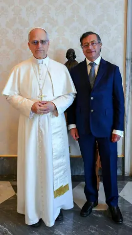 En mi encuentro con el papa León XIV hablamos de 3 temas clave: migración y crisis climática, el Vaticano como posible sede de nuevas conversaciones de paz con el ELN y mi invitación a que el sumo pontífice visite nuestro país. #papaleonxiv #vaticano #iglesia #petro #migracion #paz