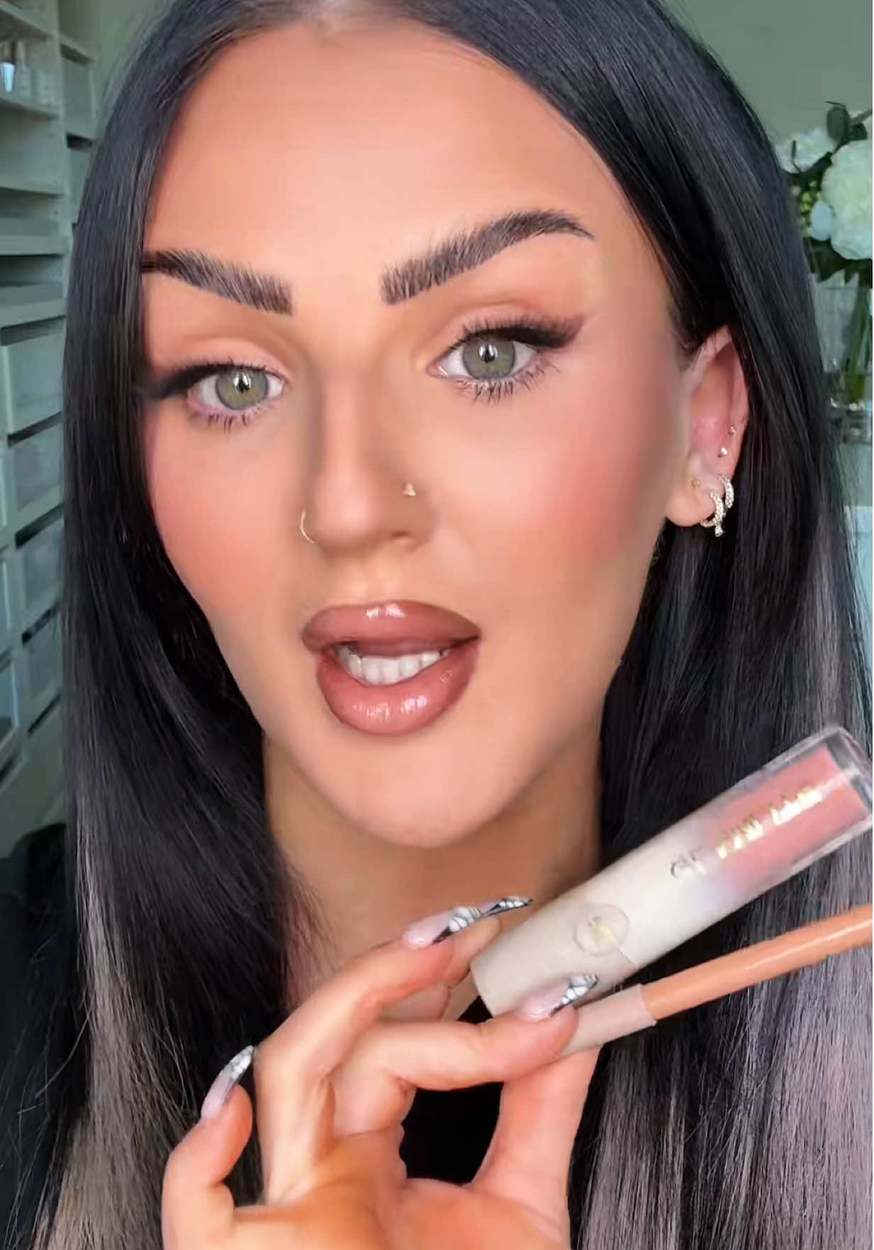 Honestly, this formula is everything and this combo is stunning. I love it with my eyes with complexion! New fav alert 😭 #lipkit #lipcombo #makeup #beauty 
