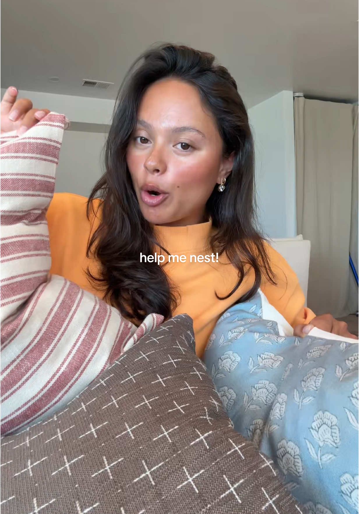 option 1 or 2?! 🫶🏽🛋️ also open to coffee table decor recs!!! #nesting #nestwithme #homedecor #throwpillows 