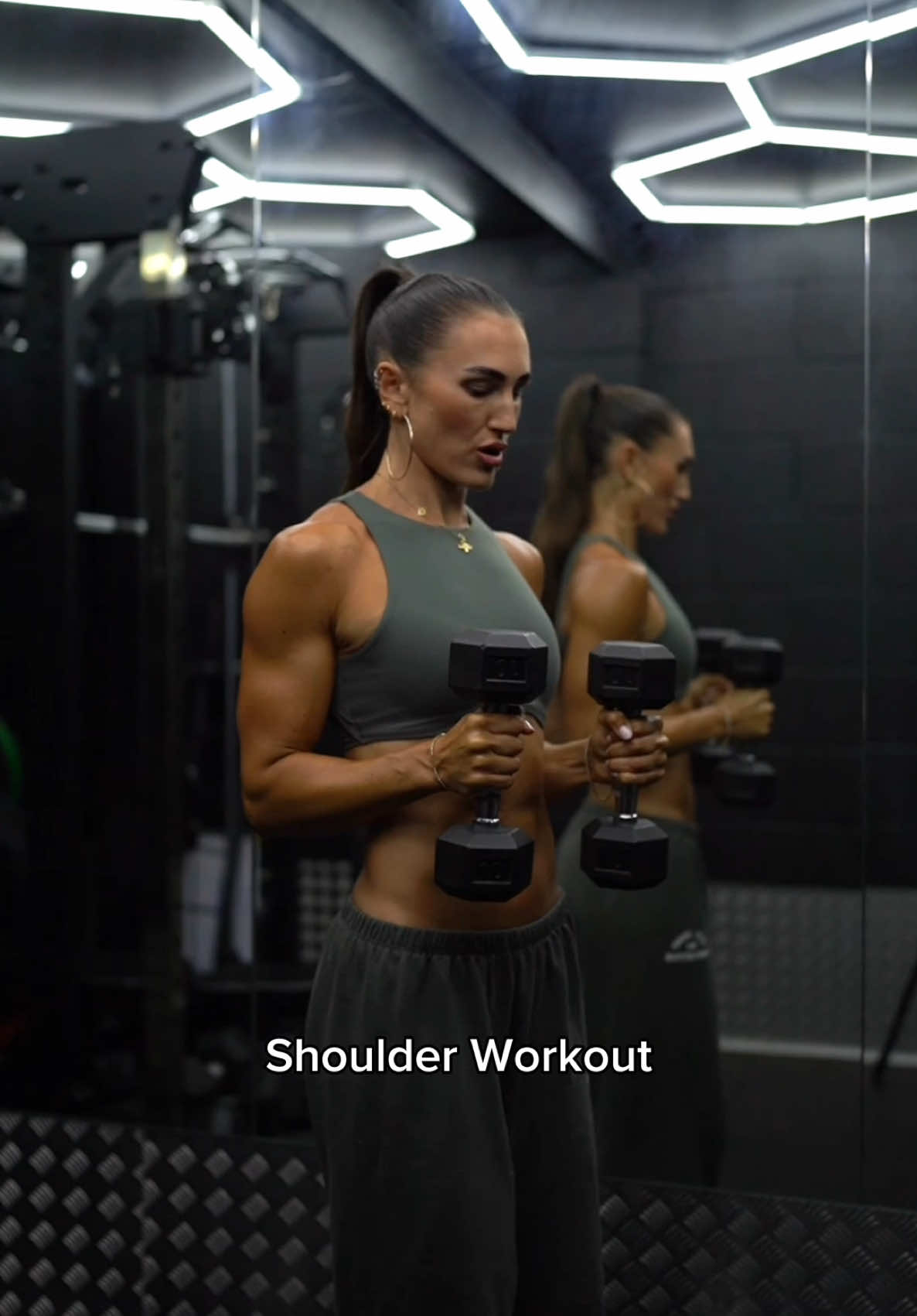 It’s time to work those shoulders 💪🏼 Dumbbell only workout ❤️ As reps decrease, increase your weight! #shoulders #shoulderworkout #upperbody #upperbodyworkout 