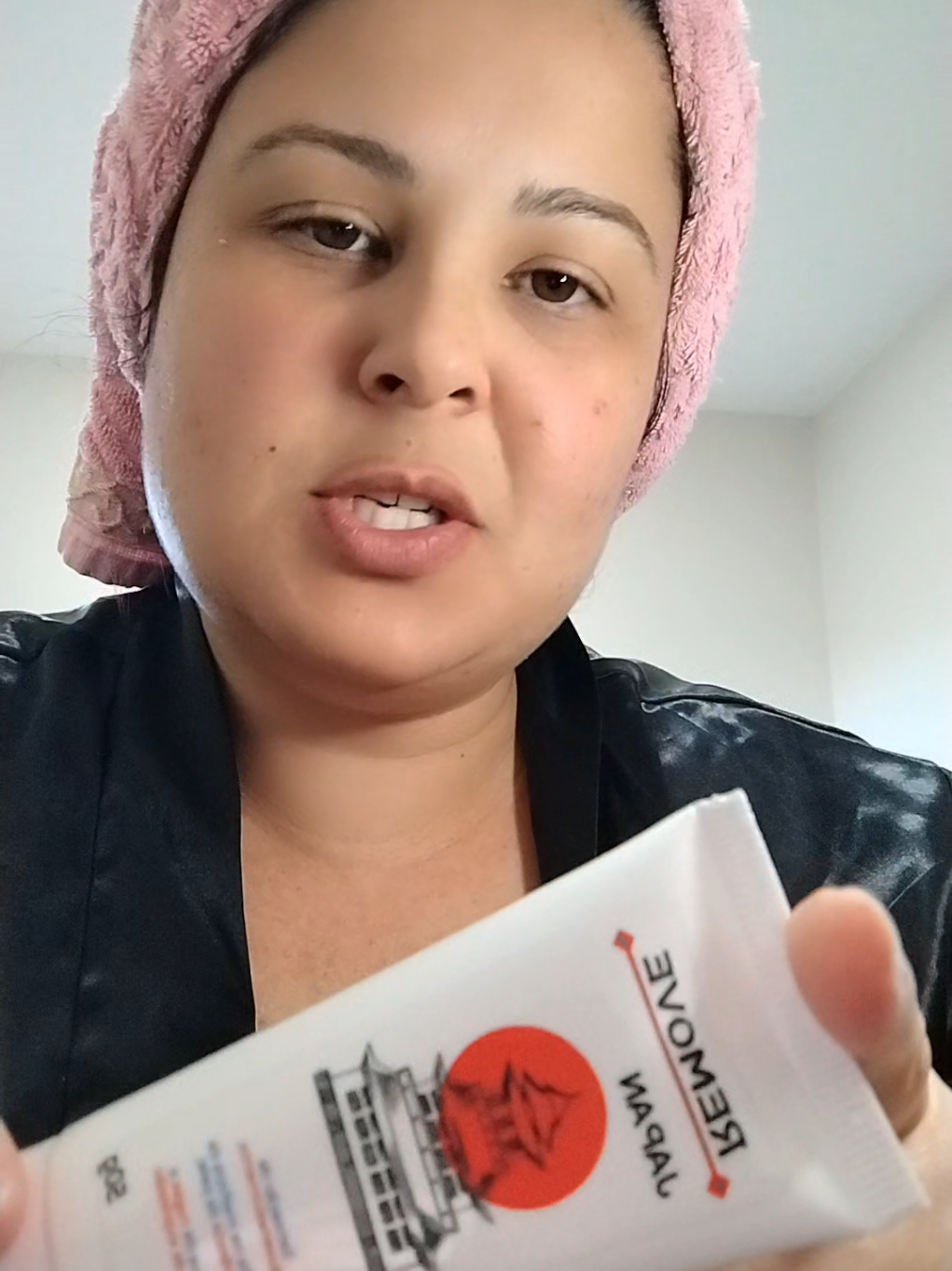 O Balm Facial Anti-idade reduz os sinais de envelhecimento, promovendo uma pele mais jovem e revitalizada. Sua formulação avançada contém ativos potentes que melhoram a firmeza, elasticidade e hidratação da pele, além de suavizar rugas e linhas de expressão, proporcionando aparência mais jovem e descansada. Óleo de Flor de Rosa Camomila Caprililglicol Phenoxyethanol Glicerina Propylene Glycol Alantoína Pantenol (Pró-Vitamina B5) Ácido Hialurônico Palmitato de Retinol (Vitamina A) Tocopheryl Acetate (Vitamina E) Beta-Glucan Ácido Ascórbico (Vitamina C) Niacinamida (Vitamina B3) Extrato de Chá Verde Extrato de Ginseng Extrato de Pepino Colágeno Hidrolisado Elastina Hidrolisada Ceramidas Site oficial na biografia  #rejuvenescimentofacial #rejuvenecer #mulheres #menopausa #climaterio #mulheres50mais #beleza #dicas #longevidade #pele #rugas #melasma #botox #botoxnatural #rejuvenecimientofacial #pelesemrugas #pelesemmanchas #bigodechines #mulher #pelehidratada #skincare #rejuvenescimento #acidohialuronico #pelesaudavel #mulheretrans #pele #mulheres #transreverastrol #resveratrol 