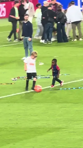 attaquant pas défenseur pequeño keyne 😭🤣 #keyne #lamineyamal #lamineyamal💎 #yamal #fcbarcelona #fcbarcelona🔵🔴 #barca #footballtiktok #viralvideos #fyp #fyppppppppppppppppppppppp #barcelona #barcelone @Lamine Yamal #hustlehard 