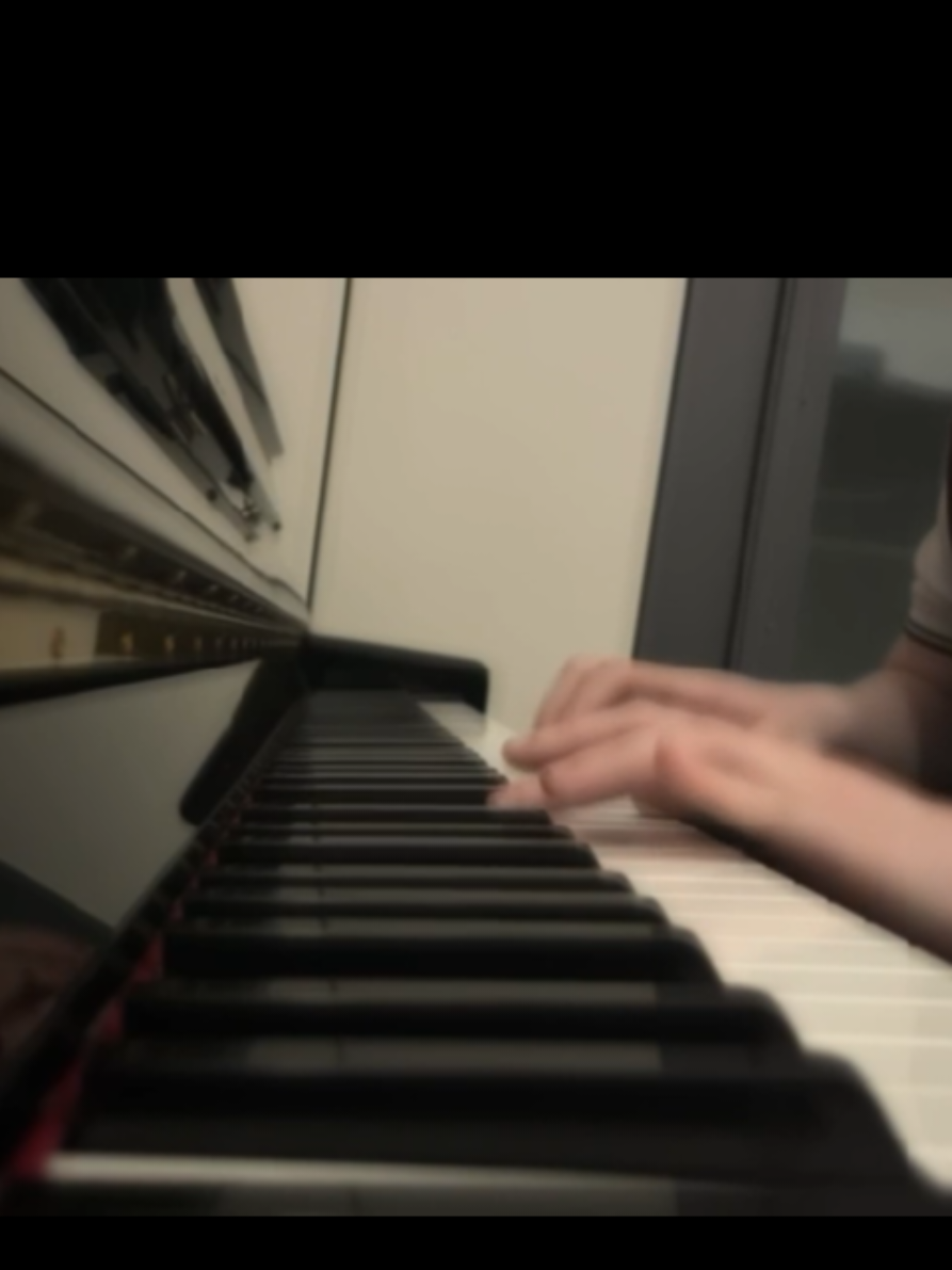 Amo cuando un piano está desafinado y mantener presionado el pedal sin sacarlo para que suene peor. 🎀 #justagirl #musica #fyp #musica #arte #musico #piano 