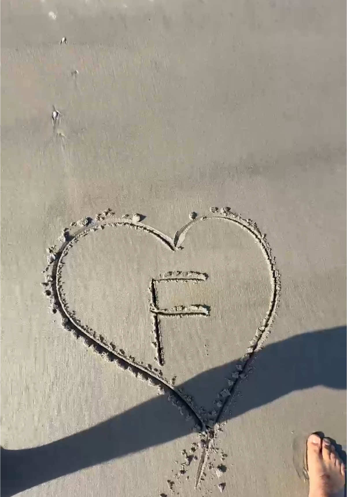 Handwriting on sand 🤍F🤍letter  #f #handwriting #calligraphy #art #artist #beautyhacks #beachvibes 