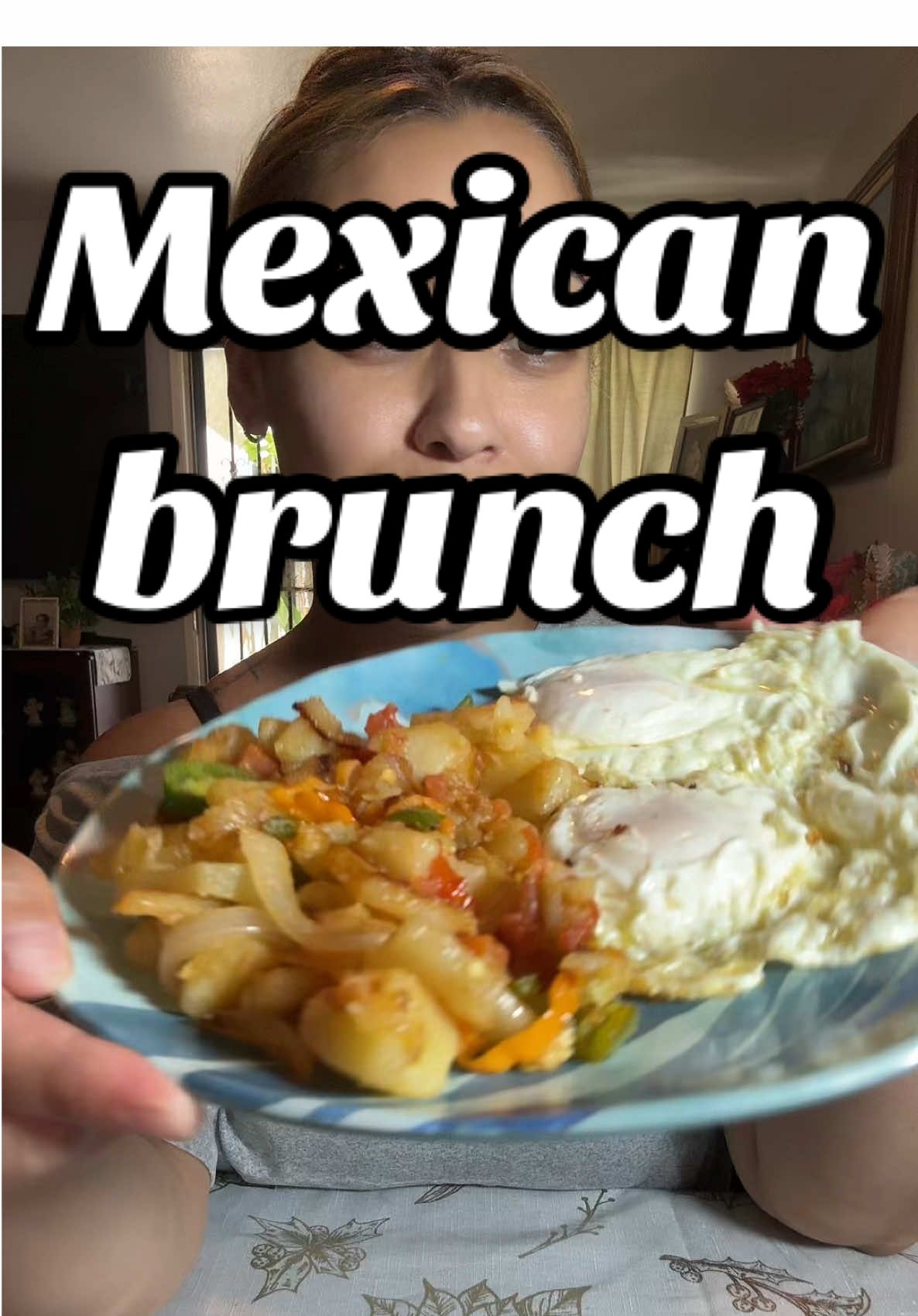 Our Mexican brunch 😋 #verafoodie #vgg #veragang #eating #eatingshow #mukbang #crunchy #crunchysounds #papasconchile #papasconhuevos #huevosestrellados #mexicanbrunch #brunch 